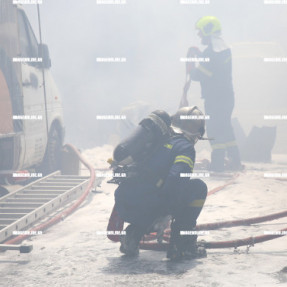 ΦΩΤΙΑ ΣΕ ΜΑΝΤΡΑ ΑΥΤΟΚΙΝΗΤΩΝ ΣΤΟ ΓΙΟΦΥΡΟ