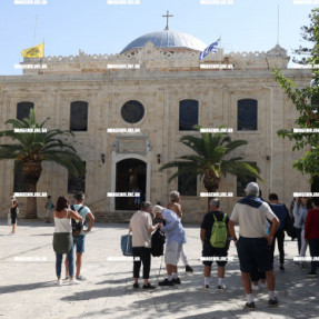 ΤΟΥΡΙΣΤΕΣ ΣΤΗΝ ΠΛΑΤΕΙΑ ΑΓΙΟΥ ΤΙΤΟΥ