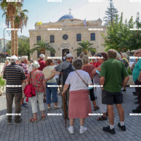 ΤΟΥΡΙΣΤΕΣ ΣΤΗΝ ΠΛΑΤΕΙΑ ΑΓΙΟΥ ΤΙΤΟΥ