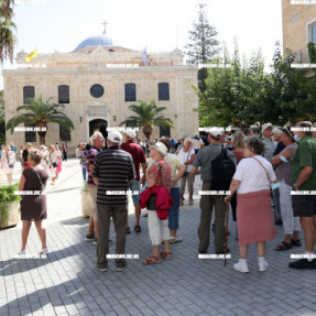 ΤΟΥΡΙΣΤΕΣ ΣΤΗΝ ΠΛΑΤΕΙΑ ΑΓΙΟΥ ΤΙΤΟΥ