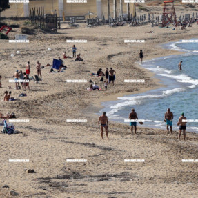 ΚΟΣΜΟΣ ΚΑΝΕΙ ΜΠΑΝΙΟ ΣΤΗΝ ΠΑΡΑΛΙΑ ΣΤΟ ΤΟΜΠΡΟΥΚ