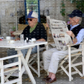 ΗΛΙΚΙΩΜΕΝΟΣ ΔΙΑΒΑΖΕΙ ΕΦΗΜΕΡΙΔΑ