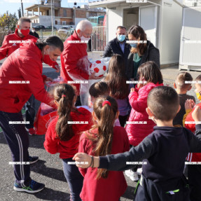 ΣΧΟΛΙΚΟΙ ΟΙΚΙΣΜΟΙ ΜΑΣΚΕΣ ΚΑΙ ΜΠΑΛΕΣ ΣΤΑ ΣΧΟΛΕΙΑ ΑΡΚΑΛΟΧΩΡΙΟΥ - ΚΑΣΤΕΛΛΙΟΥ ΑΠΟ ΤΟΝ ΟΛΥΜΠΙΑΚΟ