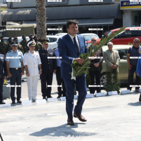 ΚΑΤΑΘΕΣΗ ΣΤΕΦΑΝΩΝ ΓΙΑ ΤΗΝ ΜΑΧΗ ΤΗΣ ΚΡΗΤΗΣ