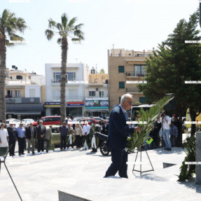 ΚΑΤΑΘΕΣΗ ΣΤΕΦΑΝΩΝ ΓΙΑ ΤΗΝ ΜΑΧΗ ΤΗΣ ΚΡΗΤΗΣ