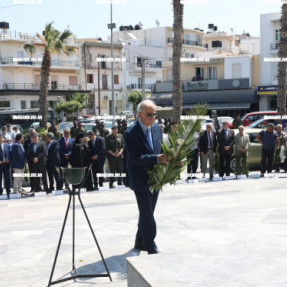 ΚΑΤΑΘΕΣΗ ΣΤΕΦΑΝΩΝ ΓΙΑ ΤΗΝ ΜΑΧΗ ΤΗΣ ΚΡΗΤΗΣ