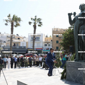 ΚΑΤΑΘΕΣΗ ΣΤΕΦΑΝΩΝ ΓΙΑ ΤΗΝ ΜΑΧΗ ΤΗΣ ΚΡΗΤΗΣ