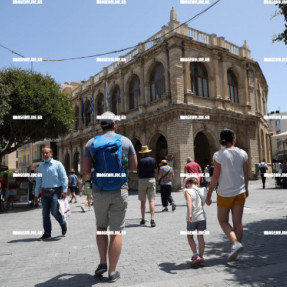 ΑΡΚΕΤΟΣ ΚΟΣΜΟΣ ΣΤΟ ΚΕΝΤΡΟ