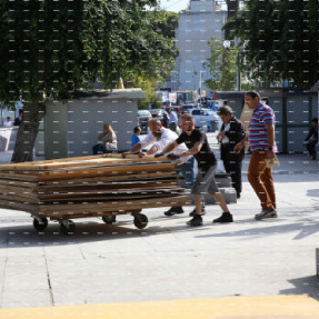 ΕΤΟΙΜΑΖΕΤΑΙ ΤΟ ΧΡΙΣΤΟΥΓΕΝΝΙΑΤΙΚΟ ΚΑΣΤΡΟ ΣΤΗΝ ΠΛΑΤΕΙΑ ΕΛΕΥΘΕΡΙΑΣ