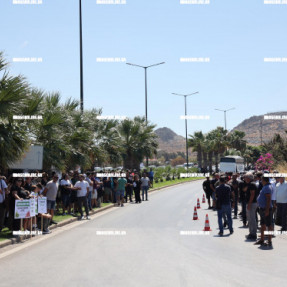 ΔΙΑΜΑΡΤΥΡΙΑ ΑΓΡΟΤΩΝ ΣΤΟ ΑΕΡΟΔΡΟΜΙΟ ΓΙΑ ΤΟ ΚΟΣΤΟΣ ΠΑΡΑΓΩΓΗΣ ΚΑΙ ΤΑ ΕΡΓΑΤΙΚΑ ΧΕΡΙΑ