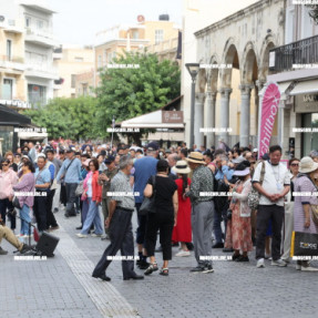 ΓΕΜΑΤΟ ΤΟΥΡΙΣΤΕΣ ΤΟ ΚΕΝΤΡΟ ΤΗΣ ΠΟΛΗΣ