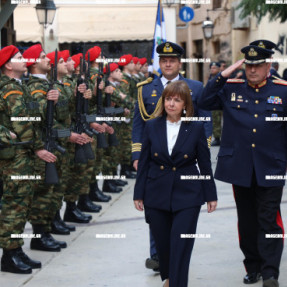 ΣΤΟ ΡΕΘΥΜΝΟ ΓΙΑ ΤΑ ΘΕΟΦΆΝΙΑ  Η ΠΡΌΕΔΡΟΣ ΤΗΣ ΔΗΜΟΚΡΑΤΊΑ Σ