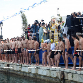 ΣΤΟ ΡΕΘΥΜΝΟ ΓΙΑ ΤΑ ΘΕΟΦΆΝΙΑ  Η ΠΡΌΕΔΡΟΣ ΤΗΣ ΔΗΜΟΚΡΑΤΊΑ Σ