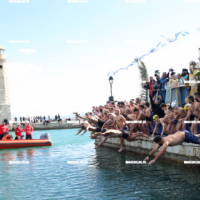 ΣΤΟ ΡΕΘΥΜΝΟ ΓΙΑ ΤΑ ΘΕΟΦΆΝΙΑ  Η ΠΡΌΕΔΡΟΣ ΤΗΣ ΔΗΜΟΚΡΑΤΊΑ Σ