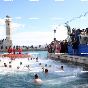 ΣΤΟ ΡΕΘΥΜΝΟ ΓΙΑ ΤΑ ΘΕΟΦΆΝΙΑ  Η ΠΡΌΕΔΡΟΣ ΤΗΣ ΔΗΜΟΚΡΑΤΊΑ Σ